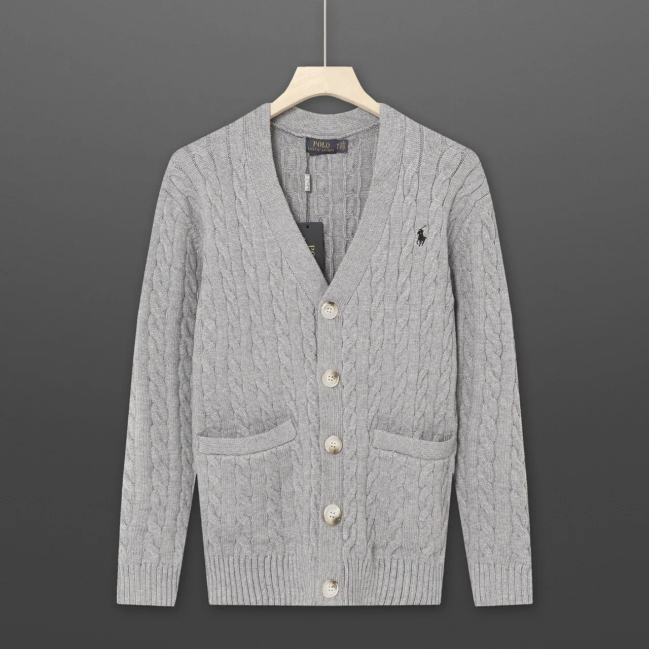 P300 style number D06) 2025 Ralph Lauren #ootddailywear #秋winter sweater #knitwear wear #ralph lauren sweater #can be worn by both men and women. Finally, after the Ralph men's twist sweater full-zip bra top is available, it is finally here. The most popular sweater full-button bra top is a limited edition every year. There will not be many styles in the store! Ralph Lauren Men's Button Twist Open Chest Sweater [The shape is really nice. It can be worn alone or as a jacket. It can also be worn with a shirt underneath ~ 100% pure cotton #Practical wear. Colors, white, navy blue, khaki, gray, size S to XL